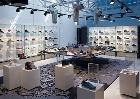 Sneaker gallery - Nejen proto je Nike největším světovým výrobcem a prodejcem sneakers na celosvětovém trhu. Mezi jejich nejoblíbenější produkty patří Air Force 1 a Dunk, kterých máme na e-shopu opravdu spoustu. Nejen na těchto modelech vzniklo nespočet spoluprací, které naprosto ovládly svět streetwearu. Jako nejznámější …